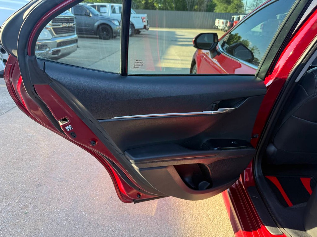 Toyota Camry Vehicle Full-screen Gallery Image 14