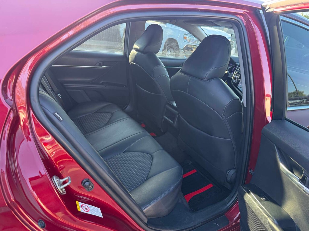 Toyota Camry Vehicle Full-screen Gallery Image 15