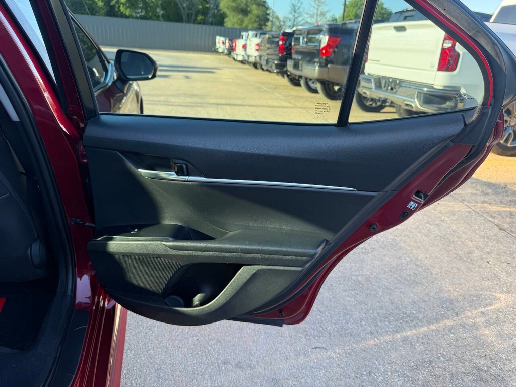 Toyota Camry Vehicle Full-screen Gallery Image 16