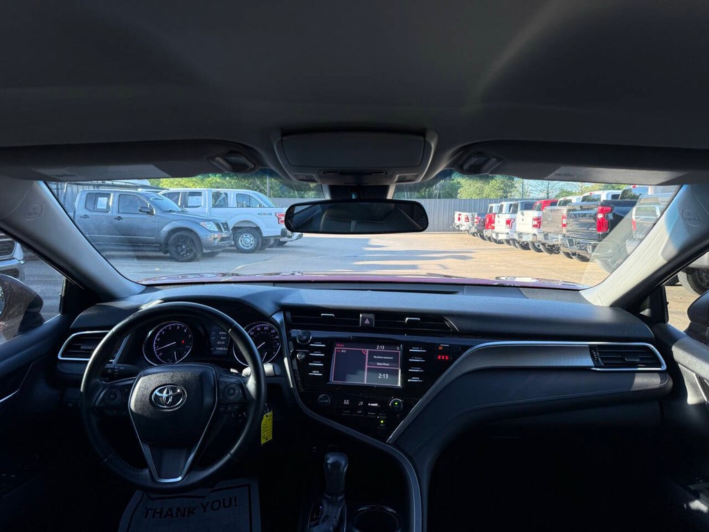 Toyota Camry Vehicle Full-screen Gallery Image 17