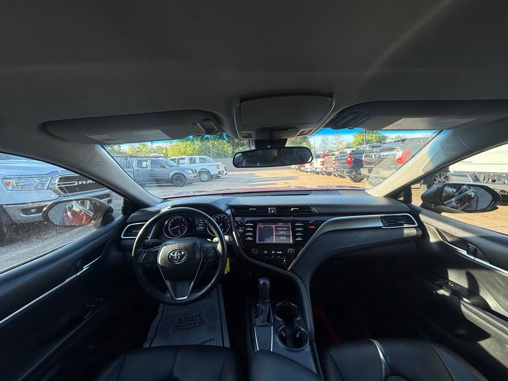 Toyota Camry Vehicle Full-screen Gallery Image 18