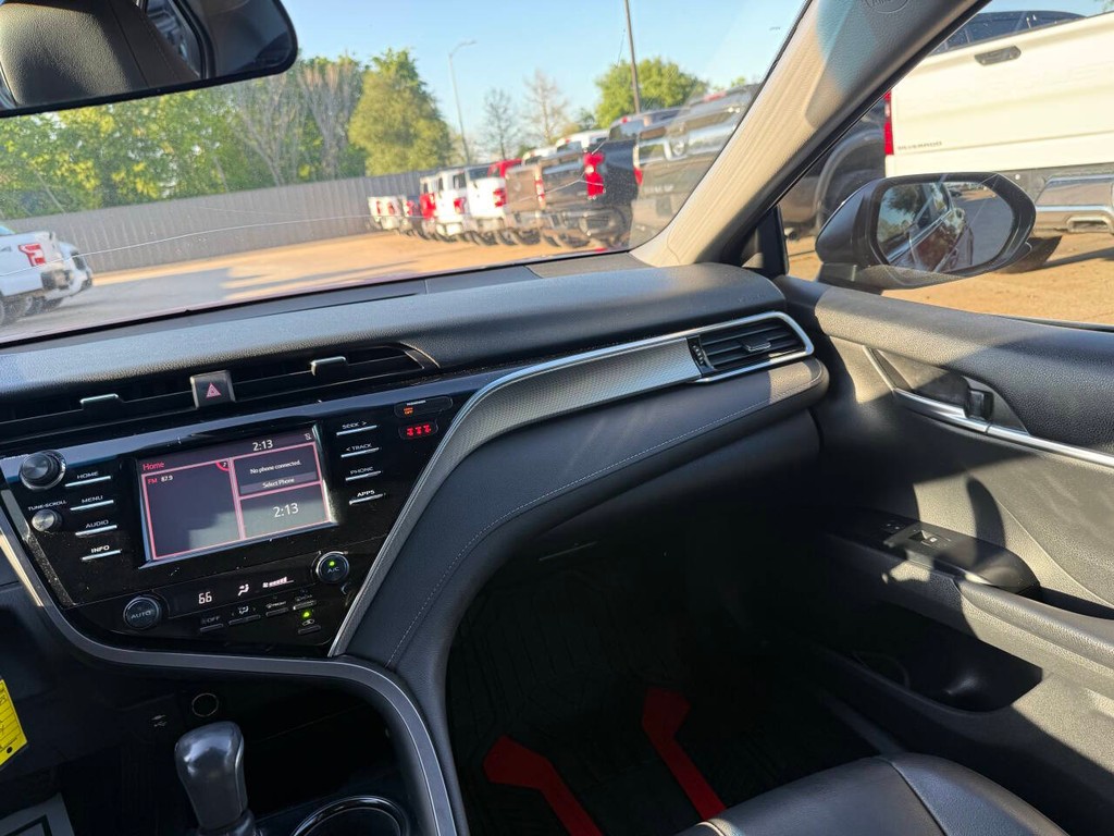 Toyota Camry Vehicle Full-screen Gallery Image 20