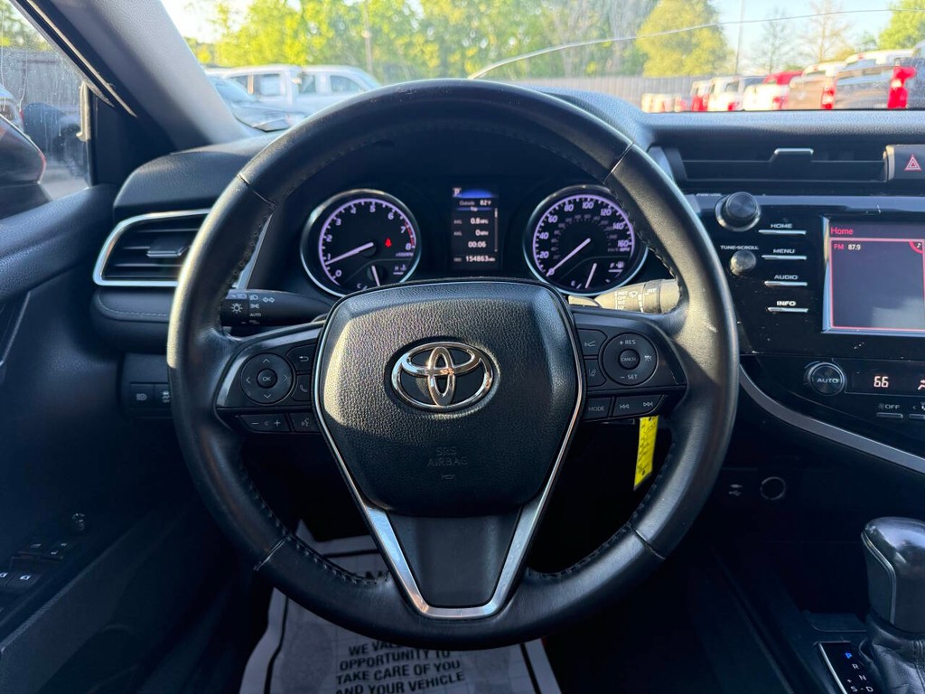 Toyota Camry Vehicle Full-screen Gallery Image 22