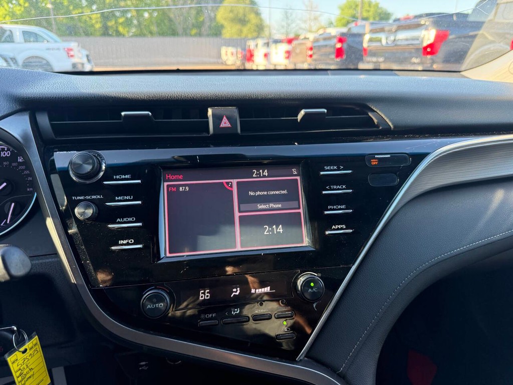 Toyota Camry Vehicle Full-screen Gallery Image 24