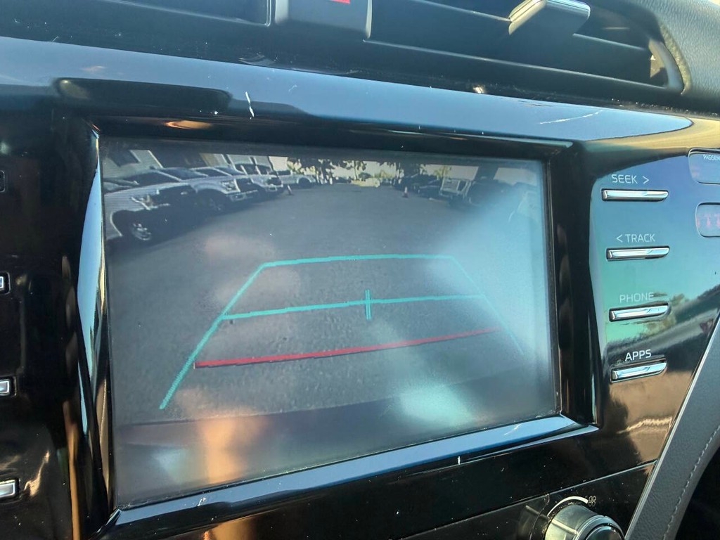 Toyota Camry Vehicle Full-screen Gallery Image 26