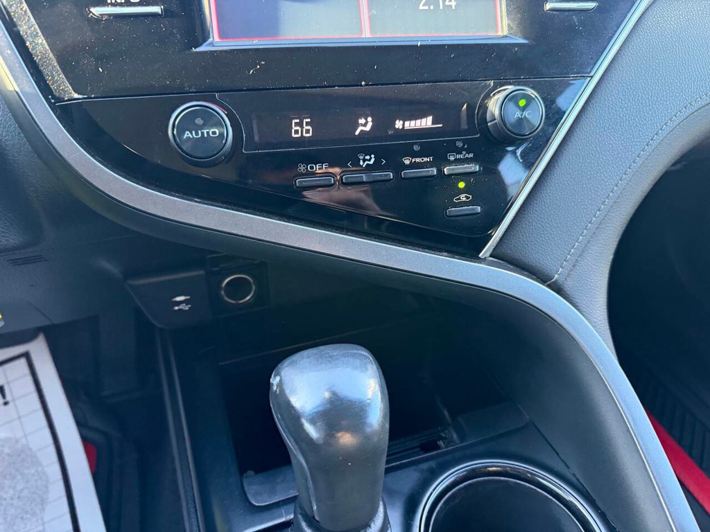 Toyota Camry Vehicle Full-screen Gallery Image 28