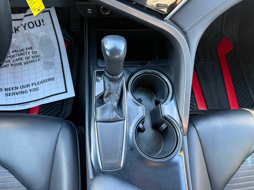 Toyota Camry Vehicle Full-screen Gallery Image 29