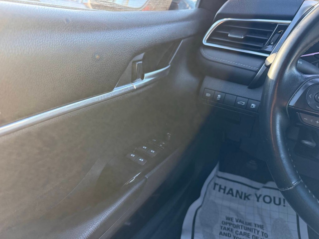 Toyota Camry Vehicle Full-screen Gallery Image 30