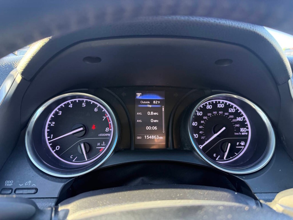 Toyota Camry Vehicle Full-screen Gallery Image 31