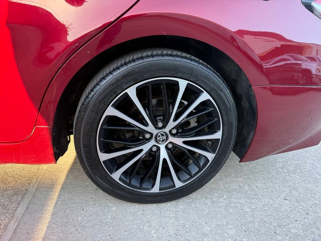 Toyota Camry Vehicle Full-screen Gallery Image 35