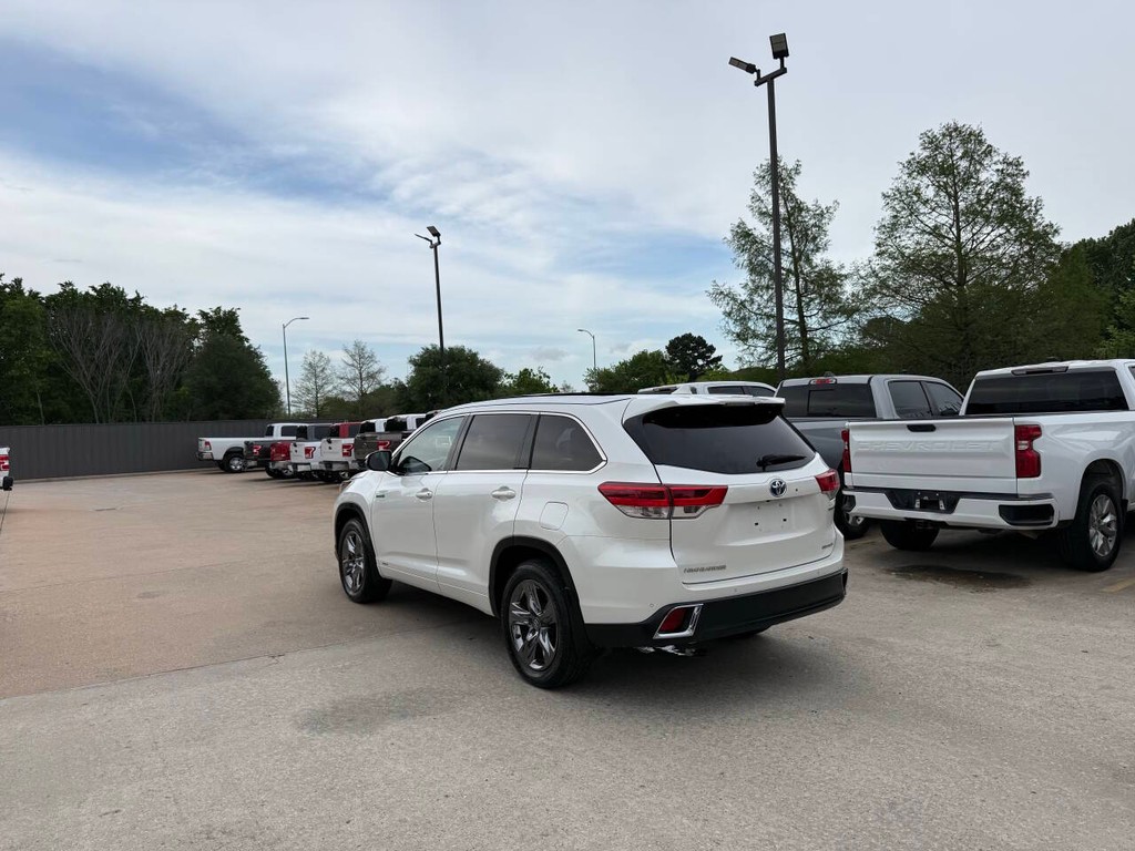 Toyota Highlander Hybrid Vehicle Full-screen Gallery Image 04