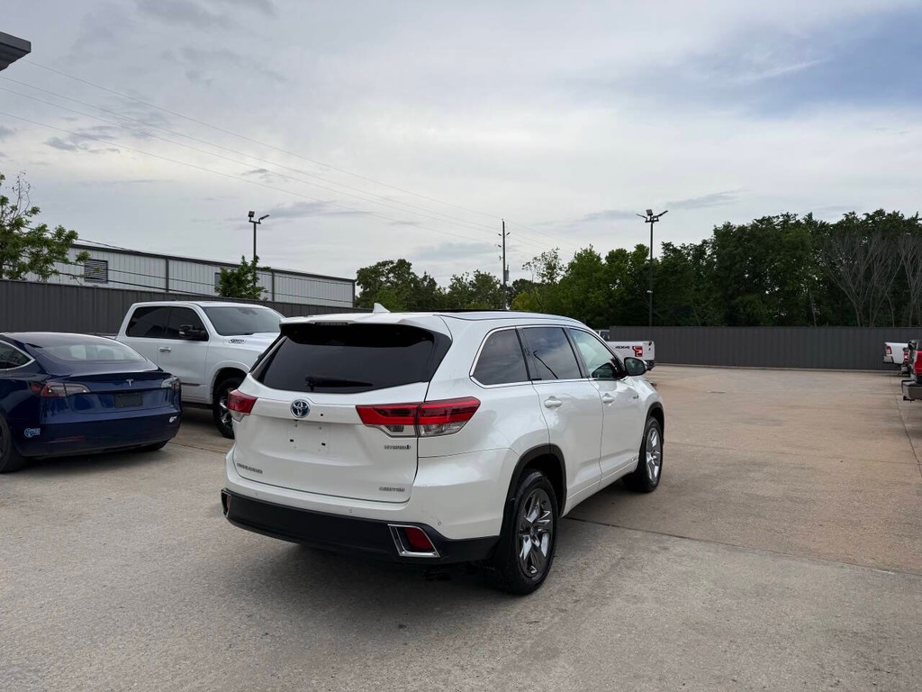 Toyota Highlander Hybrid Vehicle Full-screen Gallery Image 05