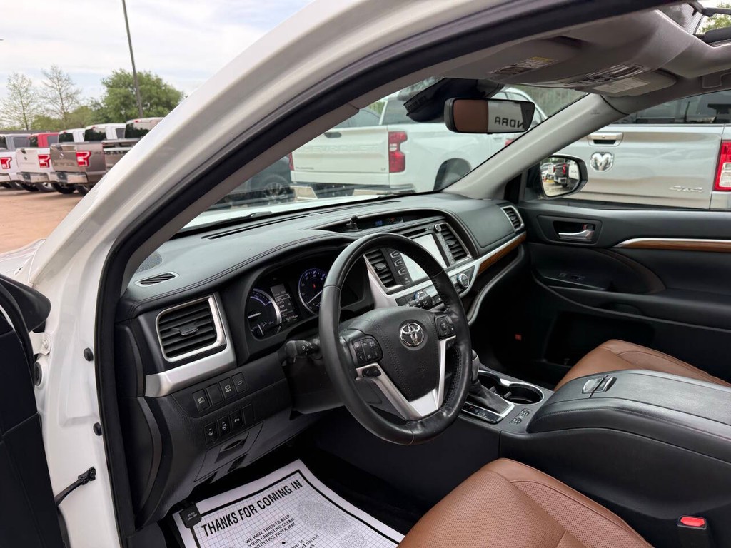 Toyota Highlander Hybrid Vehicle Full-screen Gallery Image 06