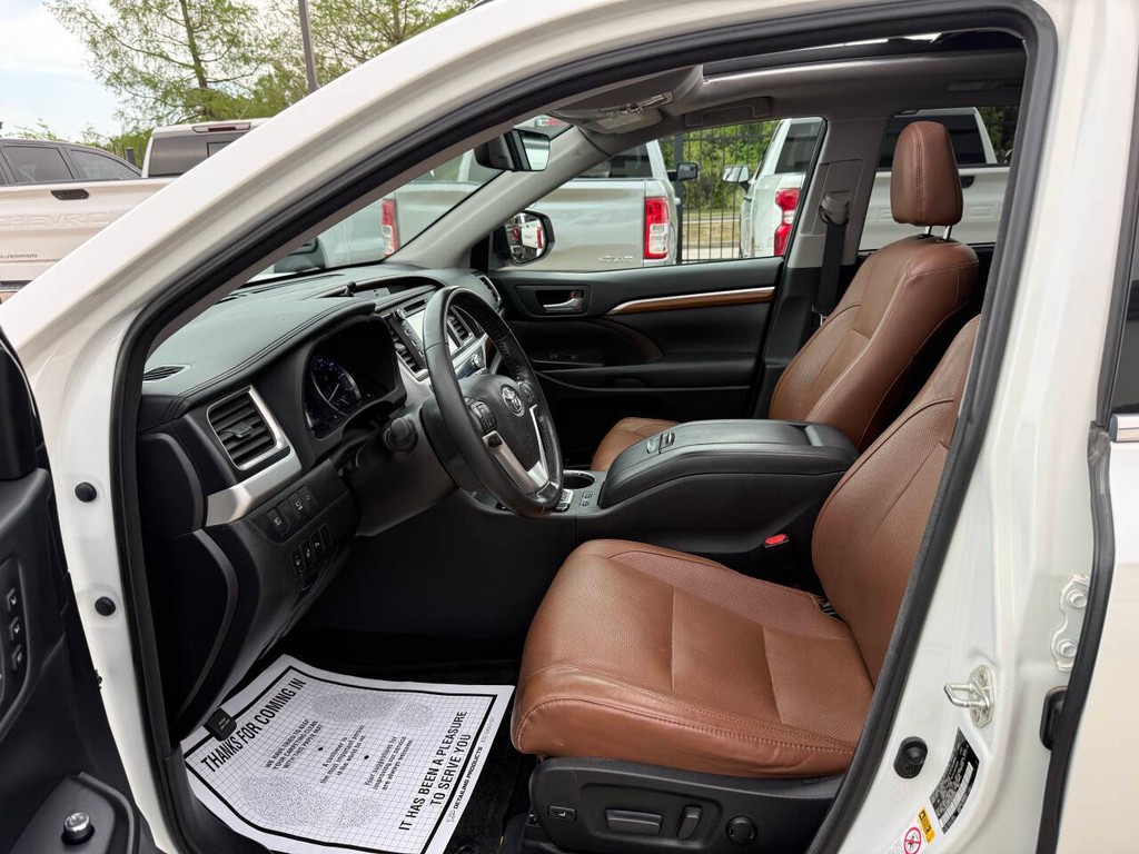 Toyota Highlander Hybrid Vehicle Full-screen Gallery Image 07