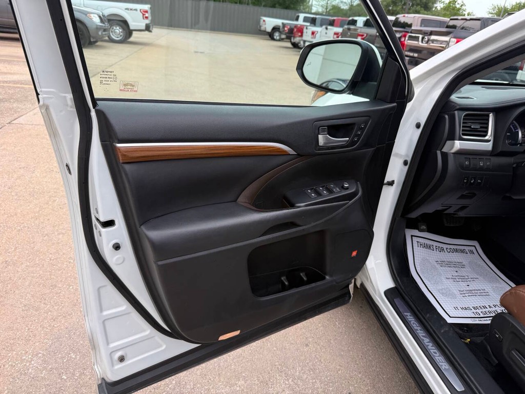 Toyota Highlander Hybrid Vehicle Full-screen Gallery Image 08