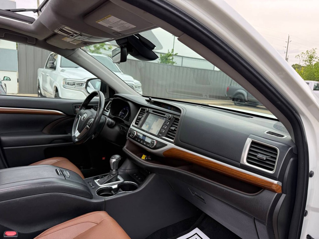 Toyota Highlander Hybrid Vehicle Full-screen Gallery Image 09