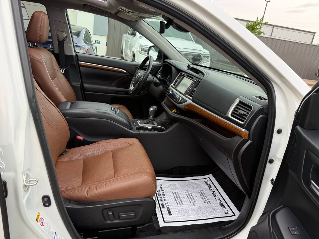 Toyota Highlander Hybrid Vehicle Full-screen Gallery Image 10