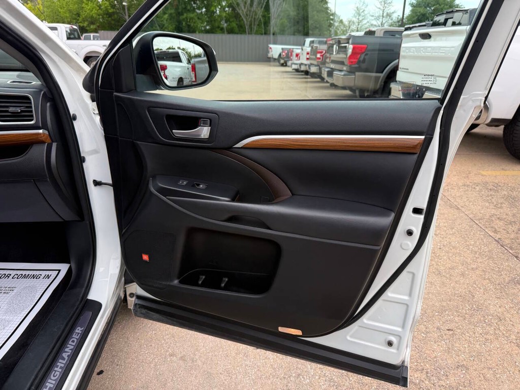 Toyota Highlander Hybrid Vehicle Full-screen Gallery Image 11