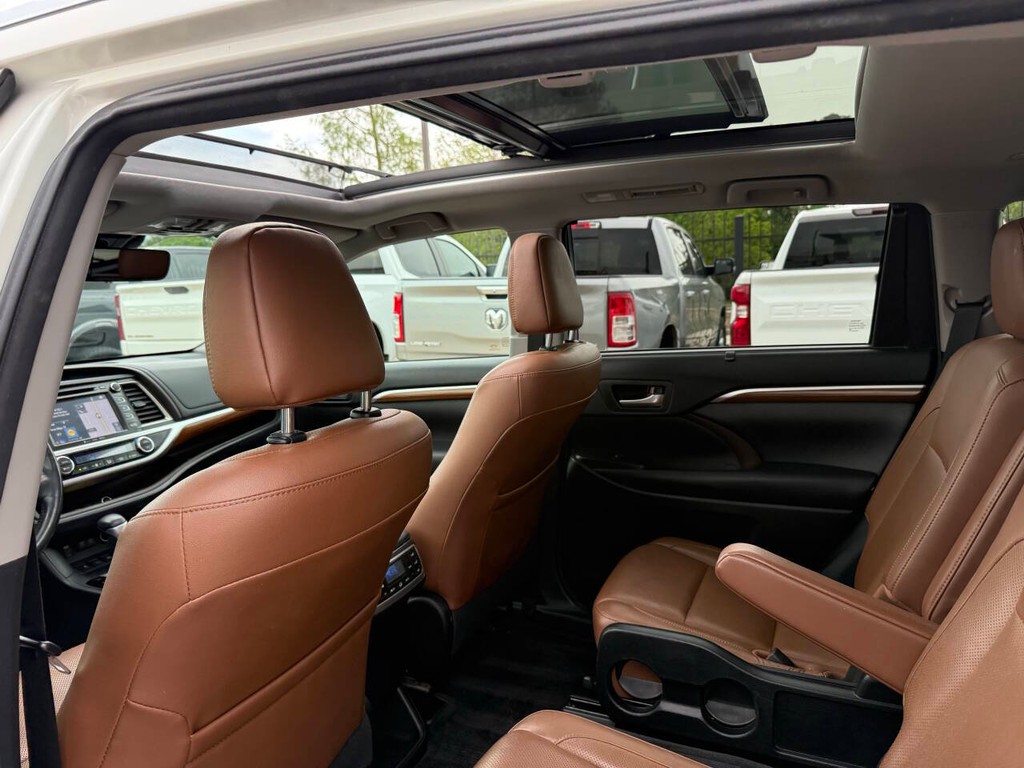 Toyota Highlander Hybrid Vehicle Full-screen Gallery Image 12