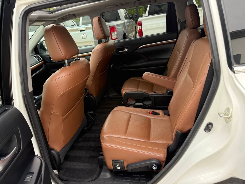 Toyota Highlander Hybrid Vehicle Full-screen Gallery Image 13