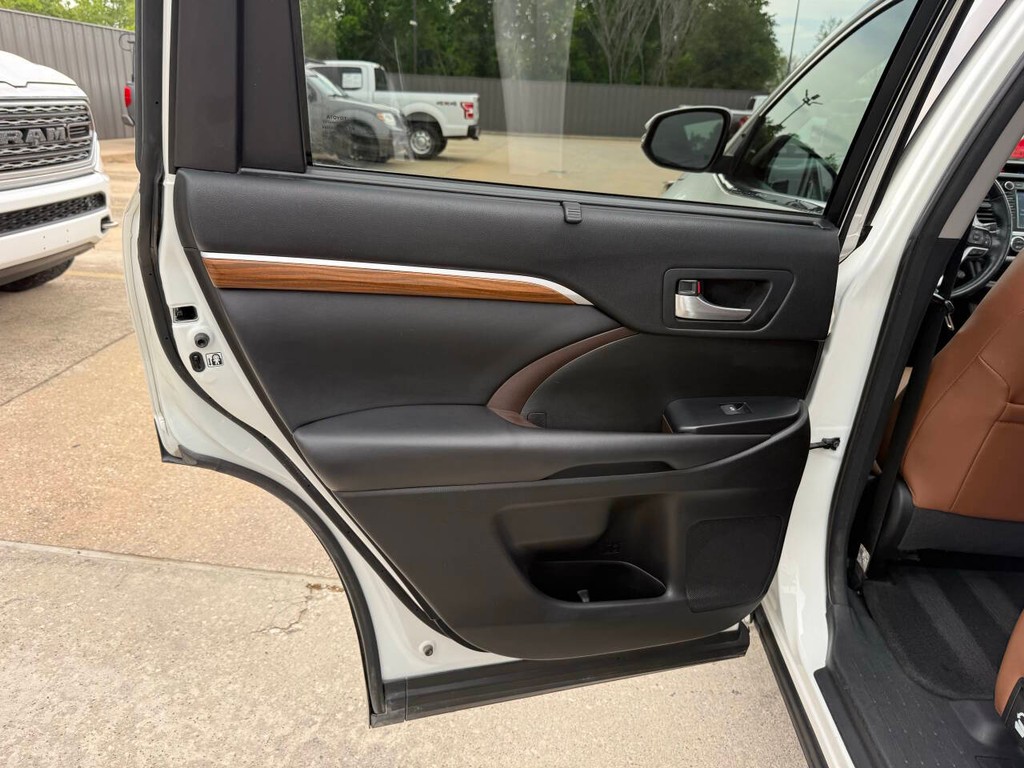 Toyota Highlander Hybrid Vehicle Full-screen Gallery Image 15