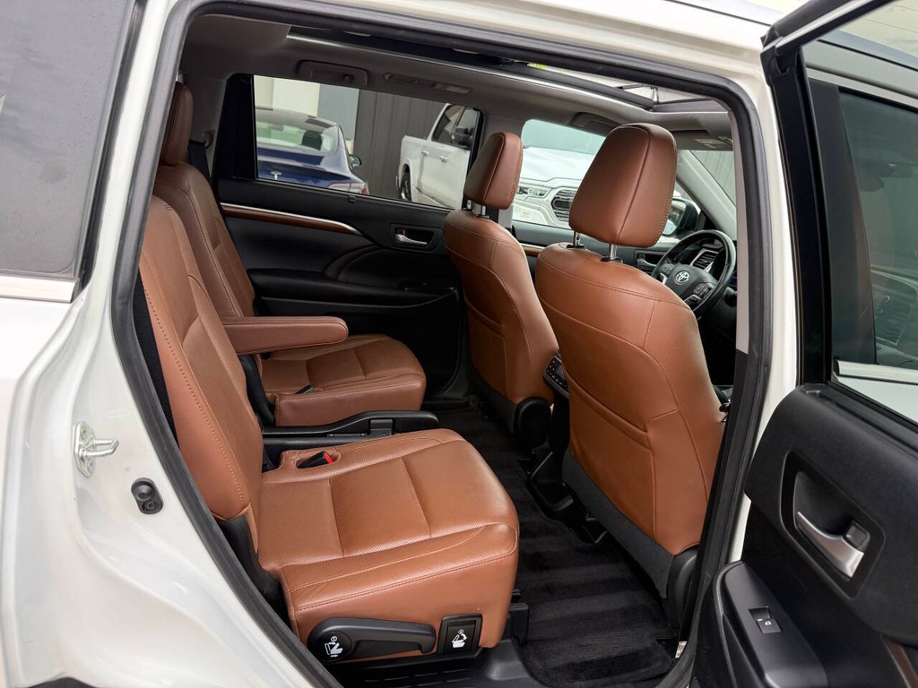 Toyota Highlander Hybrid Vehicle Full-screen Gallery Image 16