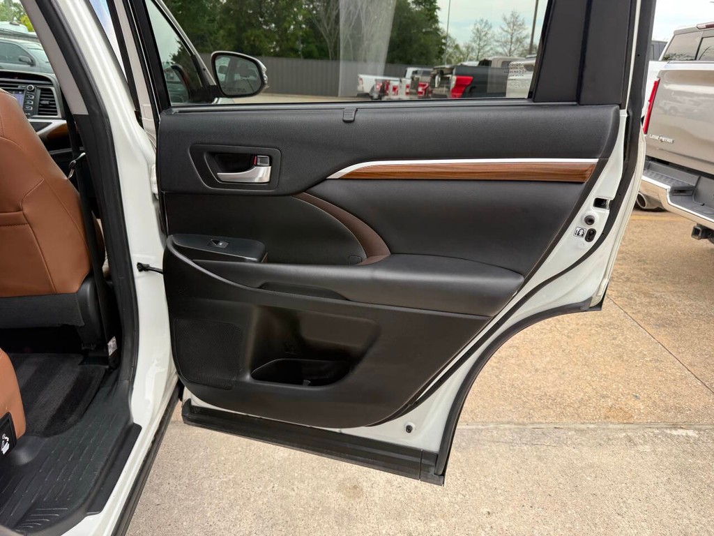 Toyota Highlander Hybrid Vehicle Full-screen Gallery Image 18