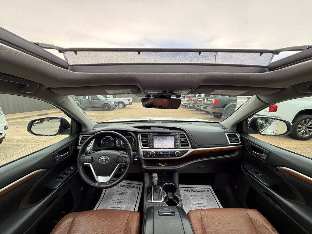 Toyota Highlander Hybrid Vehicle Full-screen Gallery Image 20