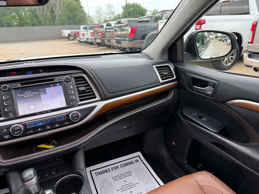 Toyota Highlander Hybrid Vehicle Full-screen Gallery Image 22