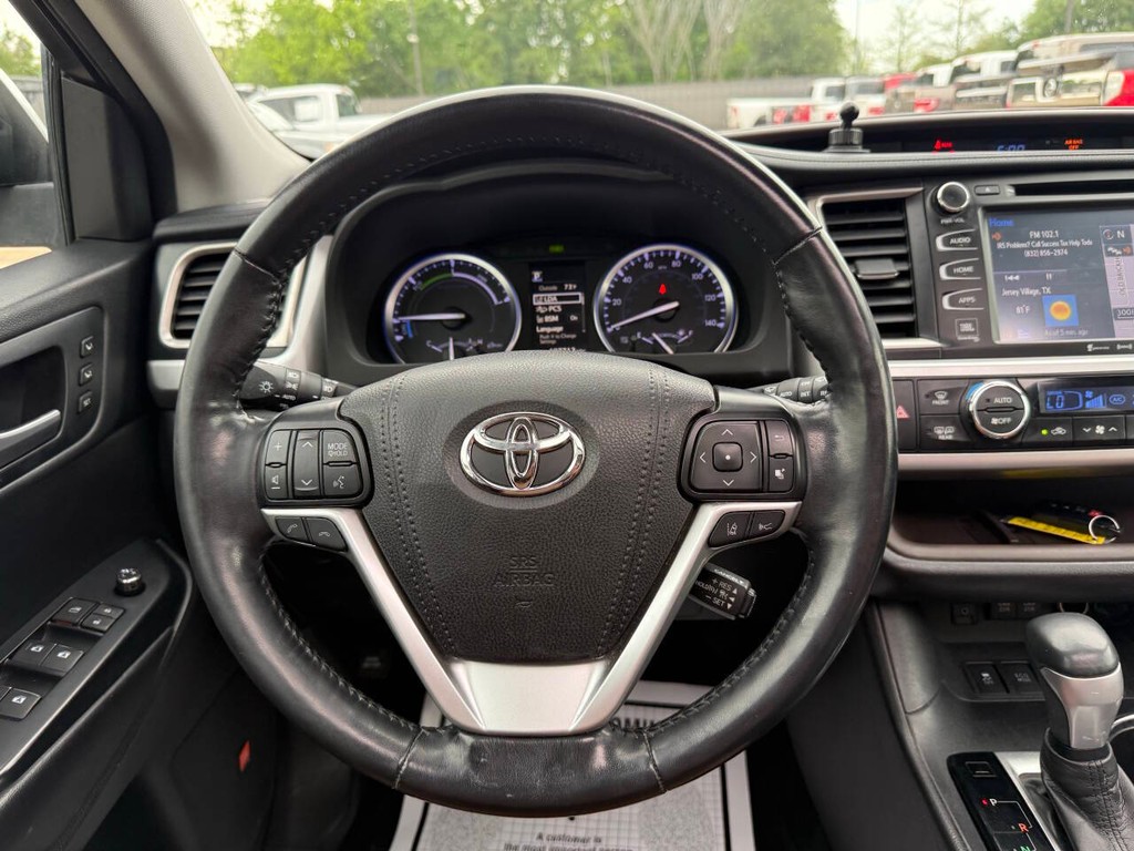 Toyota Highlander Hybrid Vehicle Full-screen Gallery Image 24