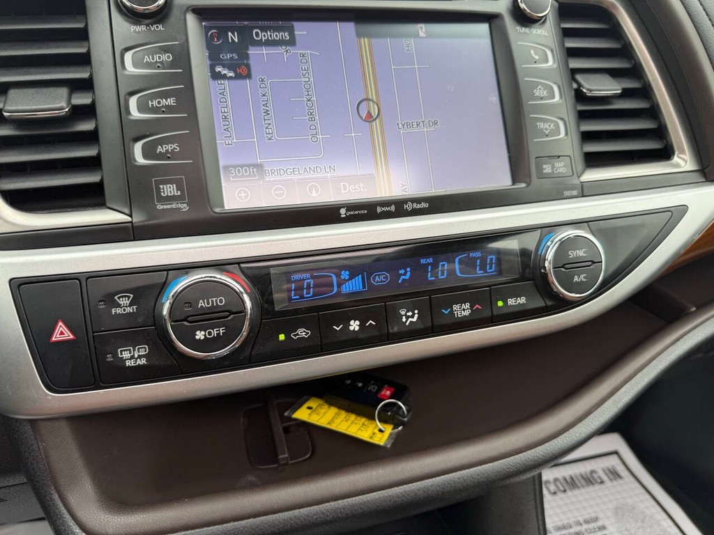 Toyota Highlander Hybrid Vehicle Full-screen Gallery Image 30