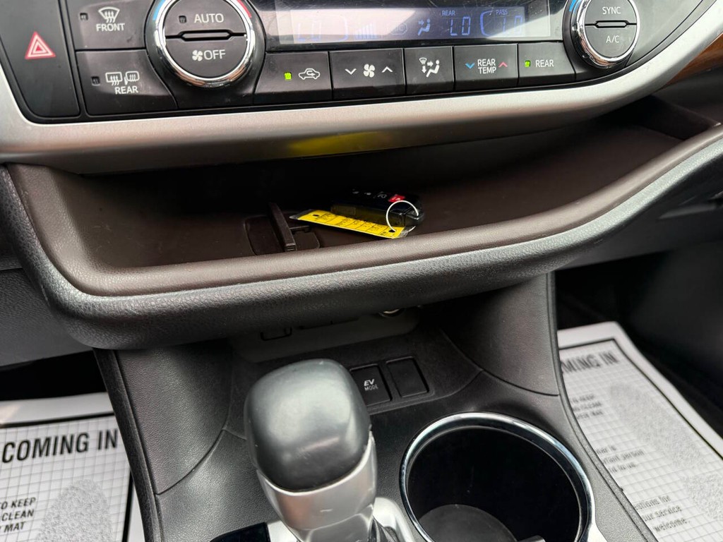 Toyota Highlander Hybrid Vehicle Full-screen Gallery Image 31