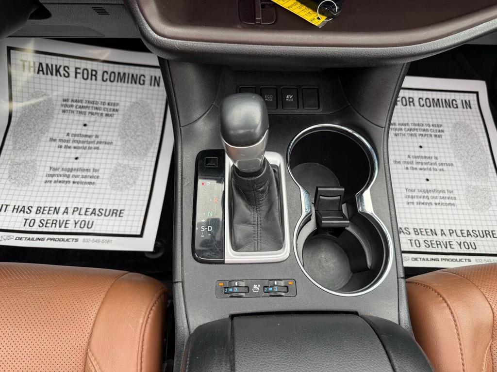 Toyota Highlander Hybrid Vehicle Full-screen Gallery Image 32