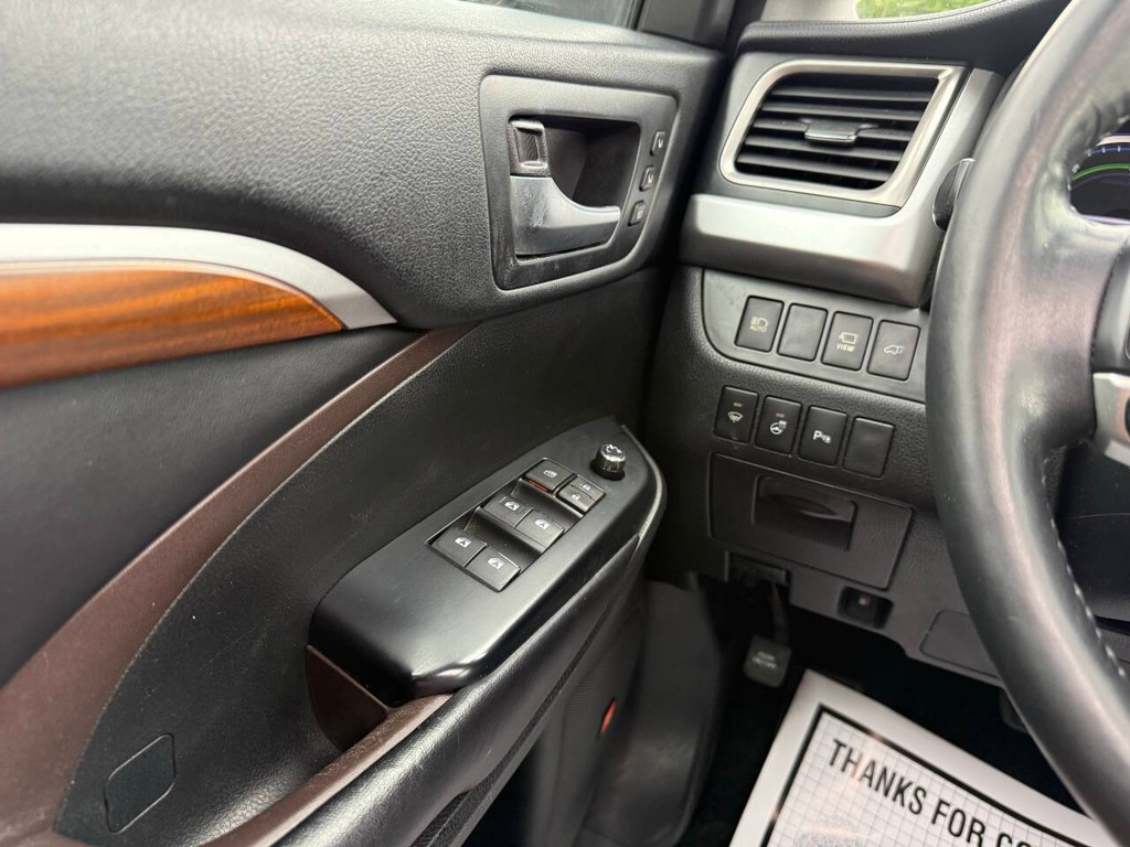 Toyota Highlander Hybrid Vehicle Full-screen Gallery Image 33