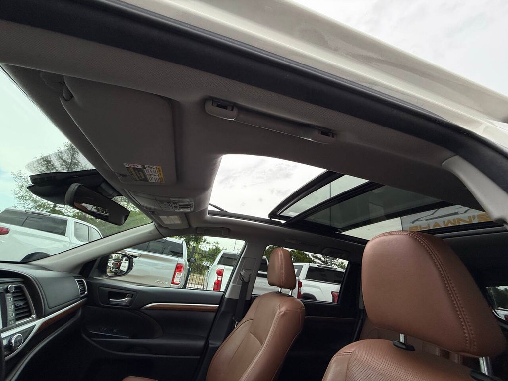 Toyota Highlander Hybrid Vehicle Full-screen Gallery Image 34