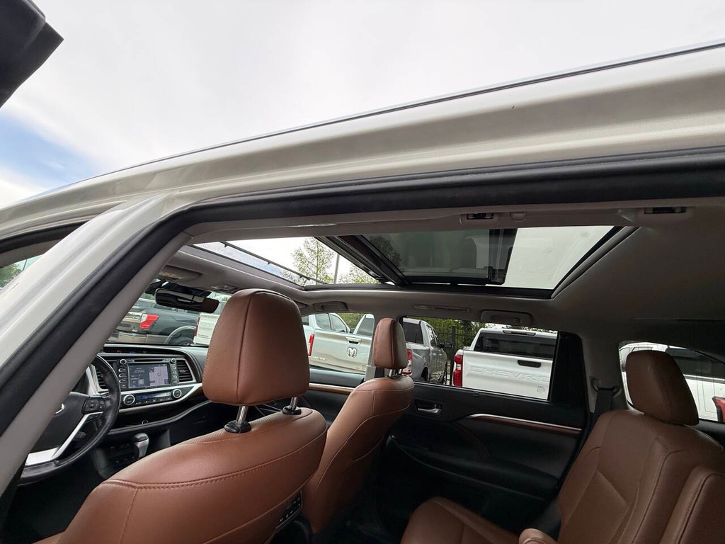 Toyota Highlander Hybrid Vehicle Full-screen Gallery Image 35