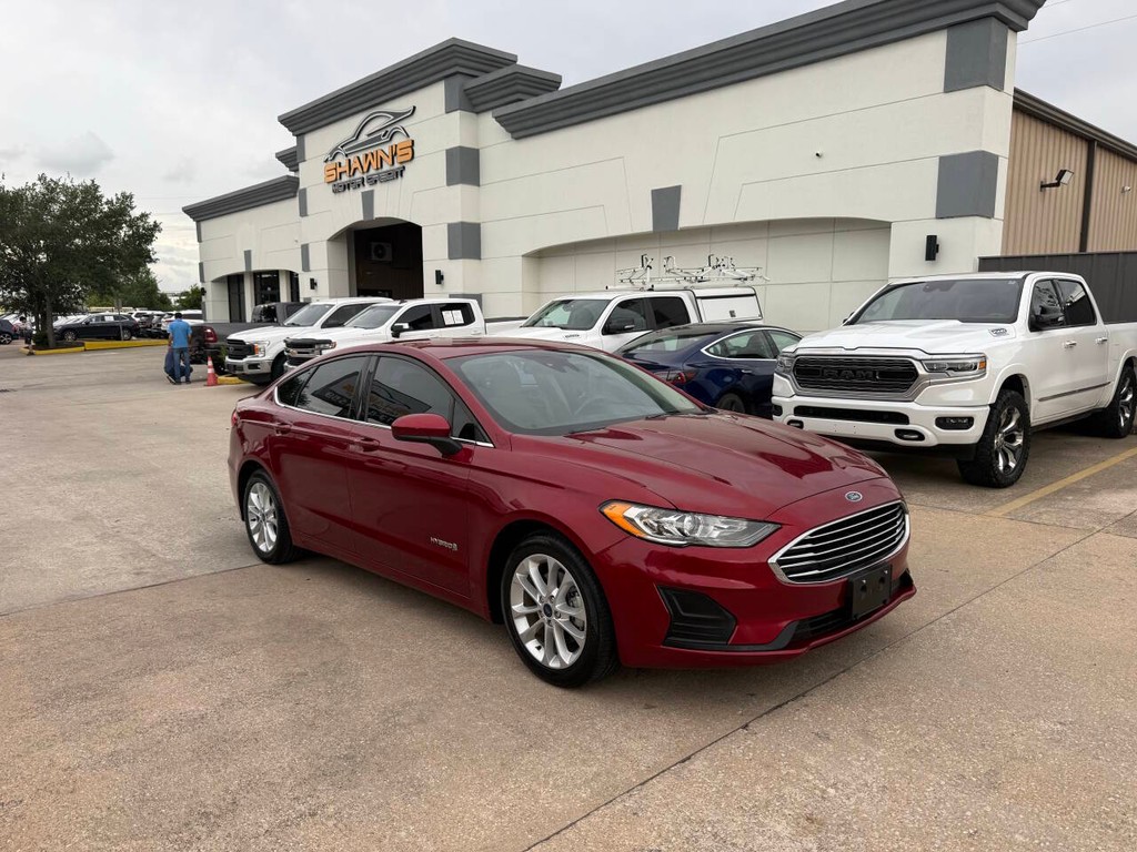 Ford Fusion Hybrid Vehicle Full-screen Gallery Image 02