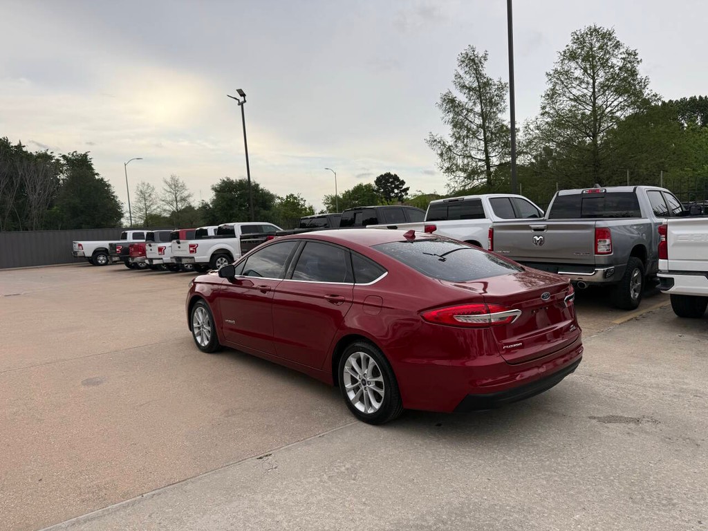 Ford Fusion Hybrid Vehicle Full-screen Gallery Image 04