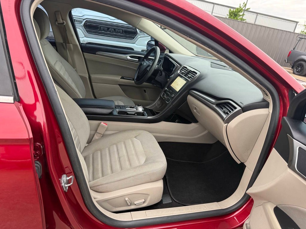 Ford Fusion Hybrid Vehicle Full-screen Gallery Image 10