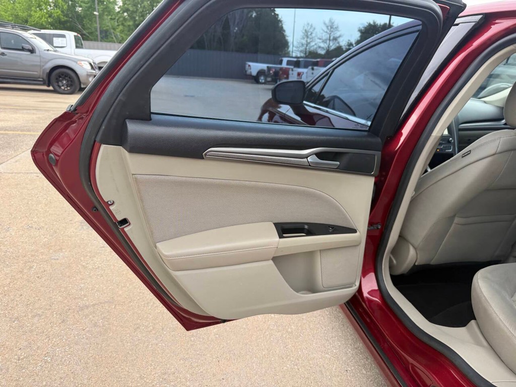 Ford Fusion Hybrid Vehicle Full-screen Gallery Image 14