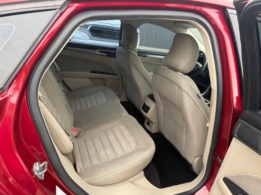 Ford Fusion Hybrid Vehicle Full-screen Gallery Image 15