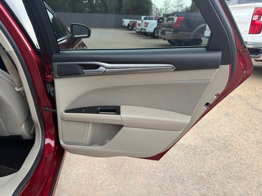 Ford Fusion Hybrid Vehicle Full-screen Gallery Image 16