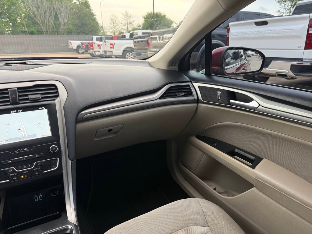 Ford Fusion Hybrid Vehicle Full-screen Gallery Image 20