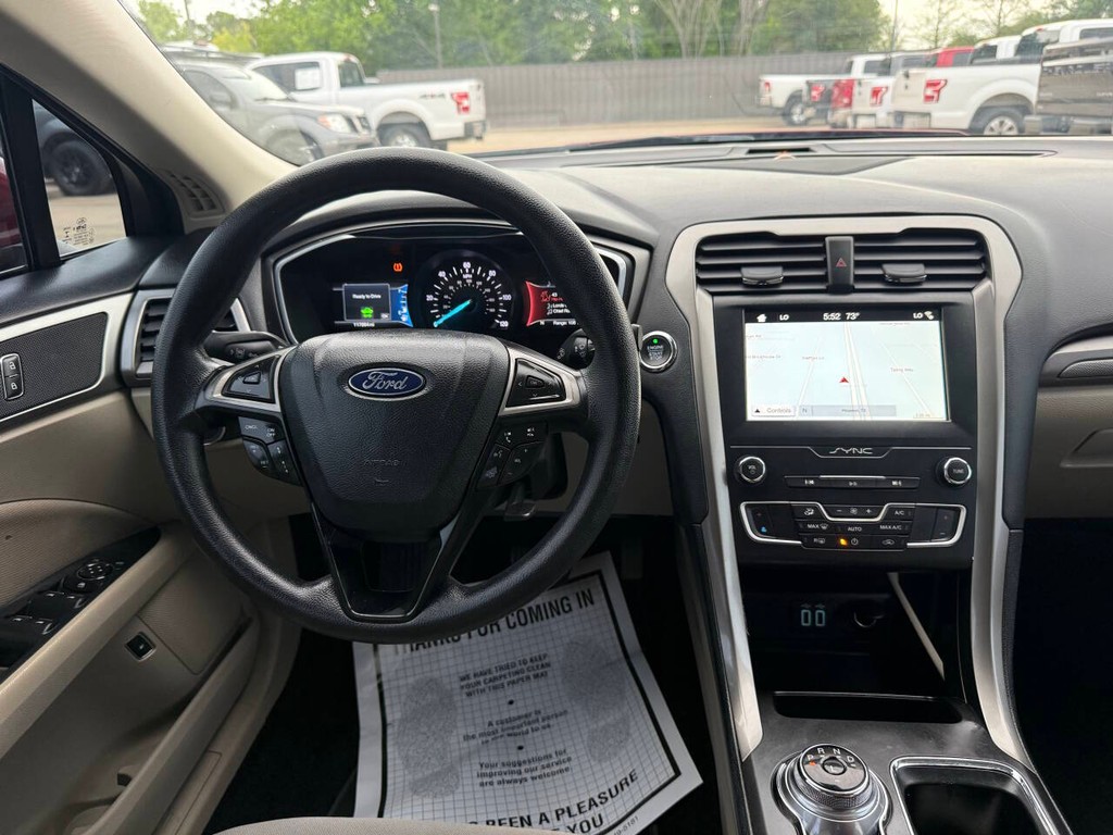 Ford Fusion Hybrid Vehicle Full-screen Gallery Image 21