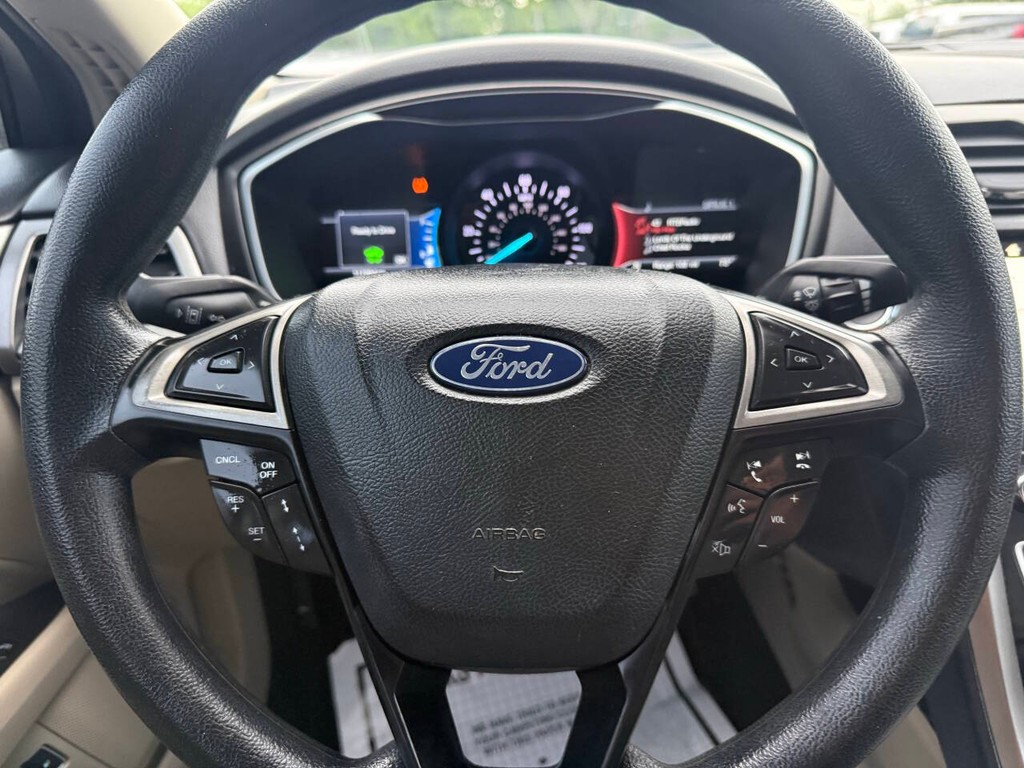 Ford Fusion Hybrid Vehicle Full-screen Gallery Image 23