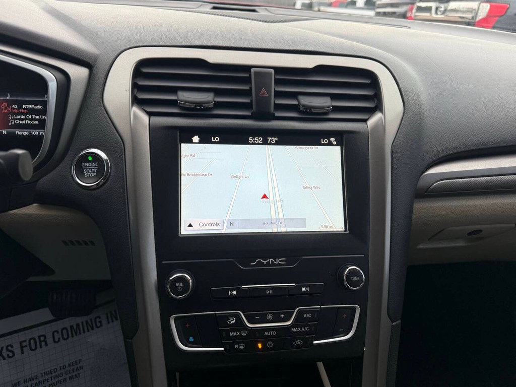 Ford Fusion Hybrid Vehicle Full-screen Gallery Image 24