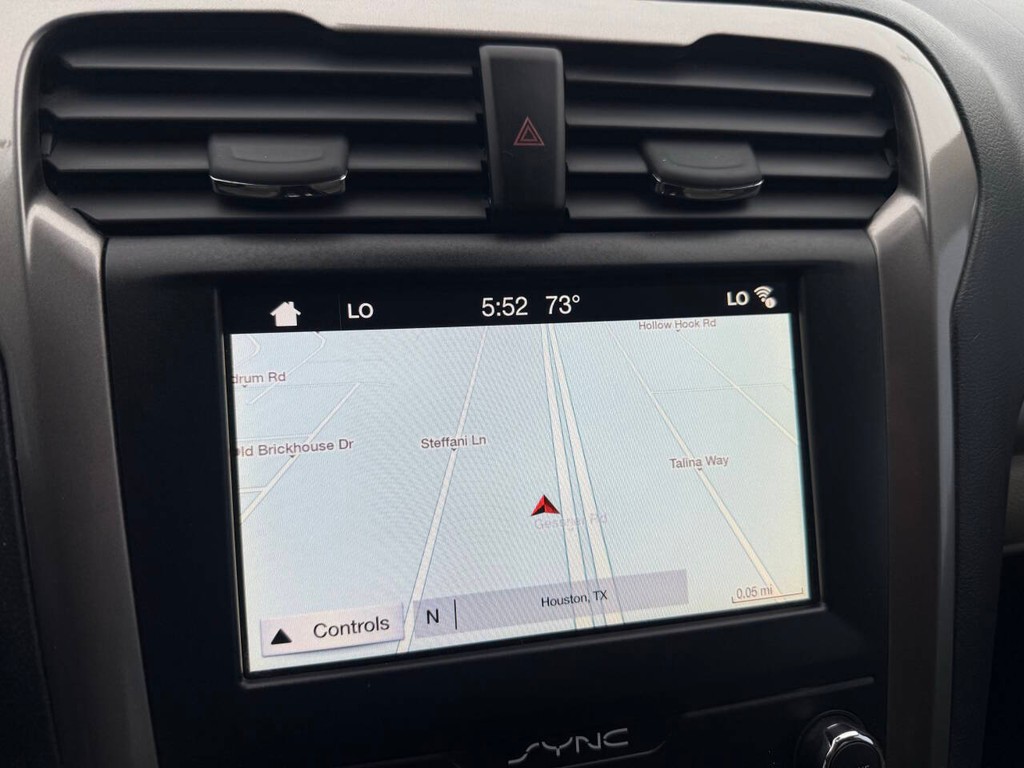 Ford Fusion Hybrid Vehicle Full-screen Gallery Image 25