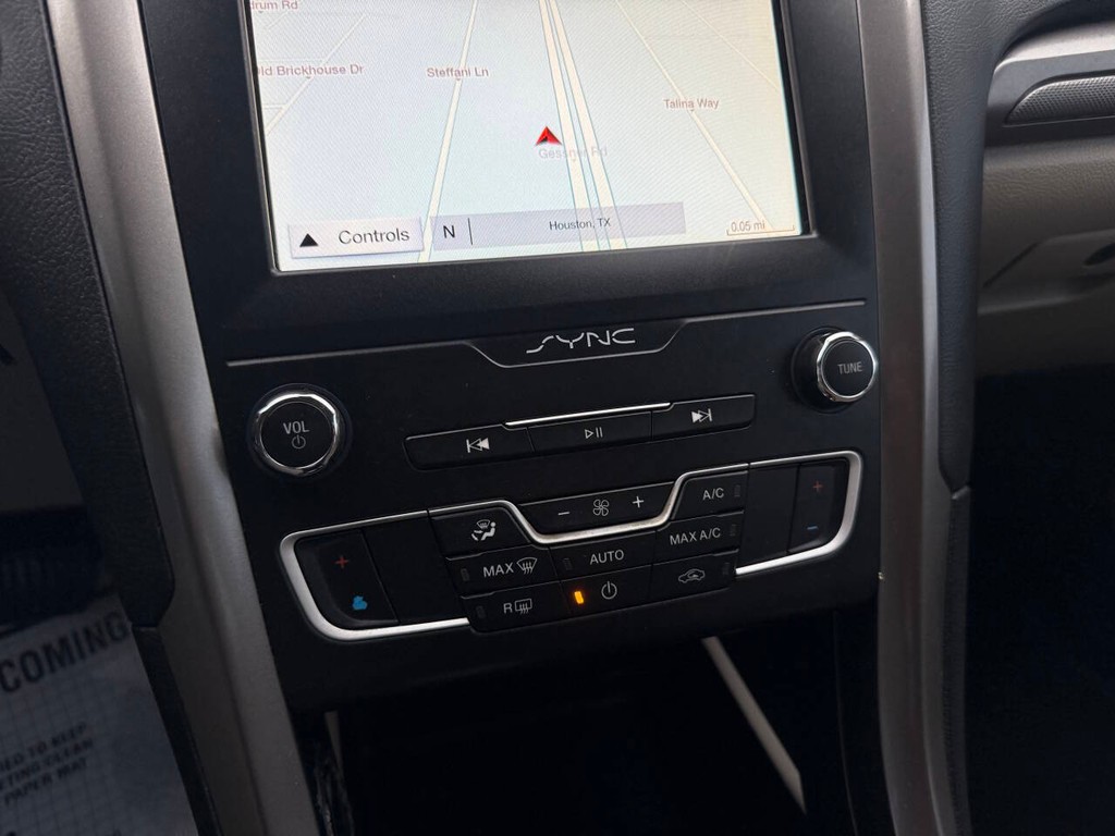 Ford Fusion Hybrid Vehicle Full-screen Gallery Image 27