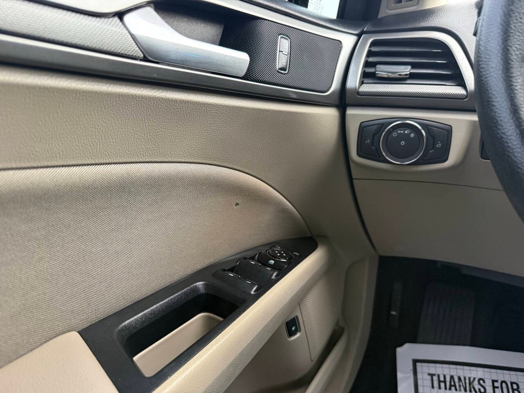 Ford Fusion Hybrid Vehicle Full-screen Gallery Image 29