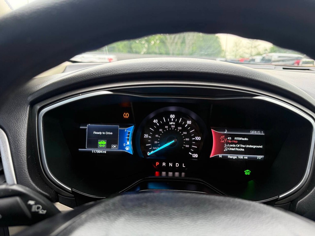 Ford Fusion Hybrid Vehicle Full-screen Gallery Image 30